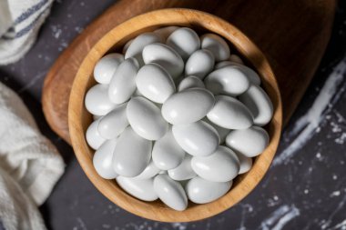 Çikolata ve badem sürahisi. Koyu arkaplanda, tahta kasede çikolatalı sürahi. Üst görünüm