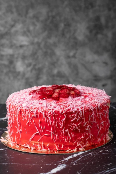 라즈베리 케이크 스트로베리 케이크 생일이든 생일이든 어두운 배경에 케이크가 있어요 — 스톡 사진