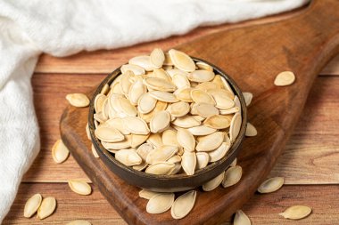 Balkabağı çekirdeği. Kavanozda kurutulmuş kabak çekirdeği. vejetaryen yemek konsepti. sağlıklı yiyecekler.