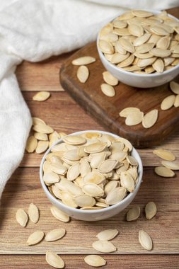 Balkabağı çekirdeği. Seramik kasede güneşte kurutulmuş kabak çekirdeği. vejetaryen yemek konsepti. sağlıklı yiyecekler.