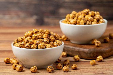 Kızarmış nohut. Seramik kasede kızarmış nohut. vejetaryen yemek konsepti. Sağlıklı atıştırmalıklar. Kapat.