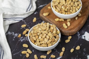 Kurutulmuş dut. Seramik kasede kurutulmuş dut. vejetaryen yemek konsepti. sağlıklı yiyecekler.