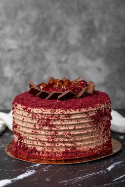 Kirazlı ve çikolatalı pasta. Doğum günü ya da kutlama pastası. Kremalı, vişneli ve çikolatalı kek..