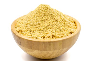 Zencefil tozu beyaz arkaplanda izole edilmiş. Tahta kasede zencefil tozu