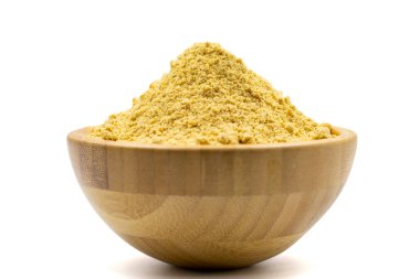 Zencefil tozu beyaz arkaplanda izole edilmiş. Tahta kasede zencefil tozu