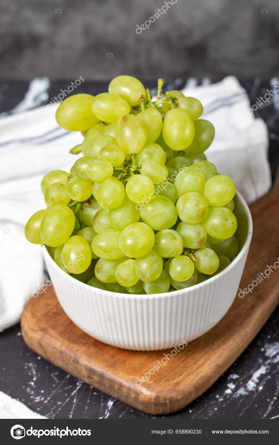 https://st5.depositphotos.com/63867448/65889/i/1600/depositphotos_658890230-stock-photo-green-grapes-bowl-organic-farm.jpg