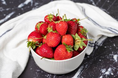 Kasede çilek. Organik tarım ürünleri. Koyu arkaplanda taze çilekler. Kapat.