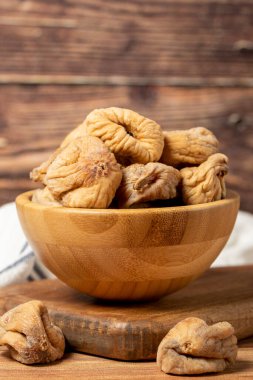 Kavanozda kurutulmuş incir. Organik tarım ürünleri. Koyu arkaplanda güneşte kurutulmuş incir. Kapat.