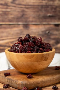 Kavanozda kurutulmuş kızılcık. Organik tarım ürünleri. Koyu arkaplanda güneşte kurutulmuş kızılcık.
