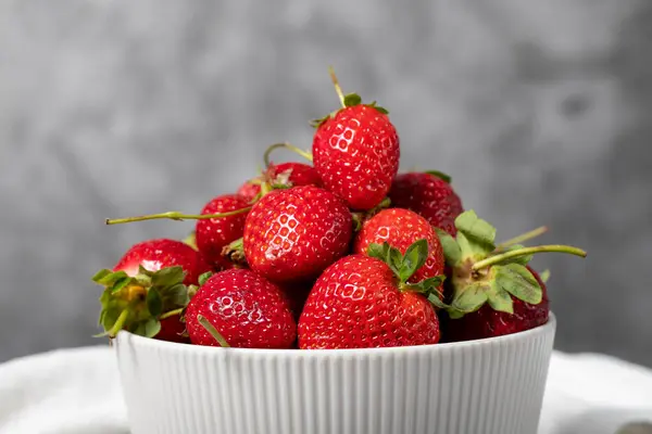 Erdbeere Schüssel Vorhanden Biolandprodukte Frische Erdbeeren Auf Dunklem Hintergrund Nahaufnahme — Stockfoto