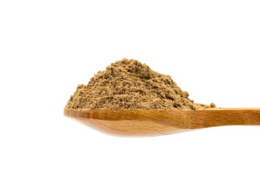 Ahşap kaşıkta baharat. Beyaz arka planda izole edilmiş tüm baharatlar. Pimento baharat, Jamaika biberi ve talaş.