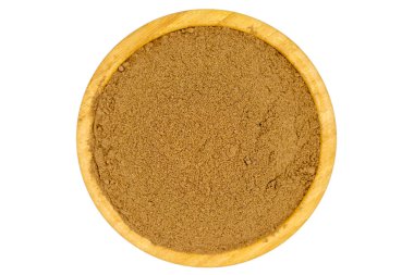 Beyaz arka planda izole edilmiş baharat tozu. Ahşap kasede kurutulmuş tüm baharatlar. Pimento baharat, Jamaika biberi ve talaş. Üst görünüm