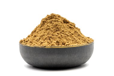 Beyaz arka planda izole edilmiş baharat tozu. Kurutulmuş tüm baharatlar kasede. Pimento baharat, Jamaika biberi ve talaş.