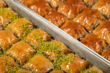 Türk baklavası. Fıstık ve ceviz baklavası. Türk mutfağı lezzetleri. Tereyağlı enfes baklava. Yaklaş.