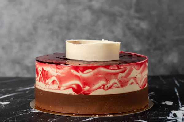 ラズベリーとホワイトチョコレートケーキ 暗い背景に果物やチョコレートソースケーキ 誕生日やお祝いのケーキ 閉じろ — ストック写真