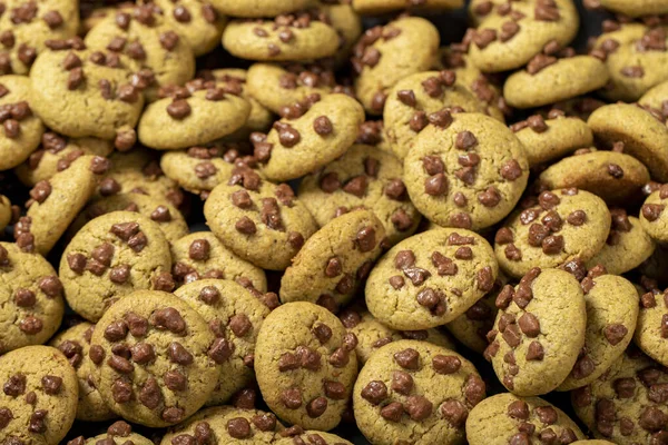 チョコレートクッキー 暗めの背景に自家製チョコレートチップクッキー クッキーの背景を杭 食べ物の背景 — ストック写真