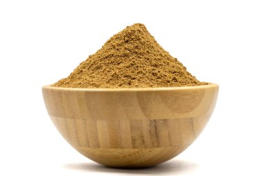 Kişniş tozu beyaz arka planda izole edilmiş. Tahta kasede kurutulmuş kişniş.