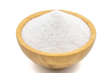 Doğal minare kristali iyonik olmayan öğütücü tuz beyaz arka planda izole edilmiş. Tahta kasede kaya tuzu. Kapat.