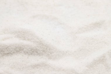 Doğal minare kristal iyonik olmayan öğütücü tuz beyaz arka planda izole edilmiş. Zemin kaya tuzu yığını