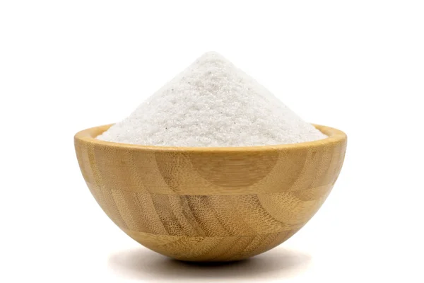 Doğal minare kristali iyonik olmayan öğütücü tuz beyaz arka planda izole edilmiş. Ahşap kasede kaya tuzu