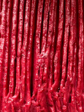 Ahududu aromalı dondurmaya yakın çekim. ahududu dondurma dokusu