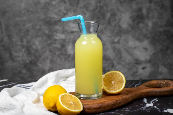 Yapımı Limonata Soğuk Taze Limonata Koyu Arkaplanda Meyveler — Stok fotoğraf