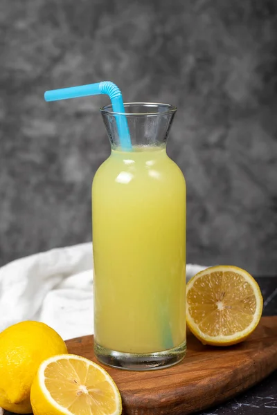 Domácí Limonáda Studená Čerstvě Vyrobená Limonáda Ovoce Tmavém Pozadí Zavřít — Stock fotografie