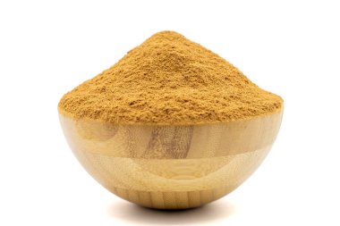 Tarçın tozu beyaz arkaplanda izole edilmiş. Tahta kasede kurutulmuş tarçın tozu.