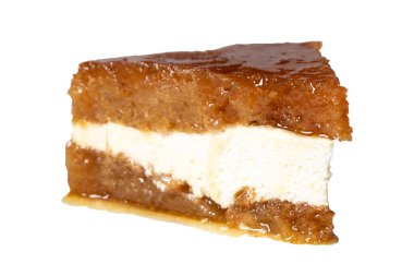 Tatlı için şerbet ekmeği. Türk Ramazan tatlısı. Beyaz arka planda kremalı ekmek kadayif tatlısı. Yerel adı Kaymakli ekmek kadayf. Kapat.