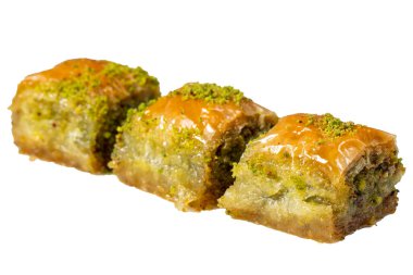 Beyaz arka planda şam fıstıklı baklava. Geleneksel Türk baklavası. Yerel adı Ankara Sarmasi. Kapat.