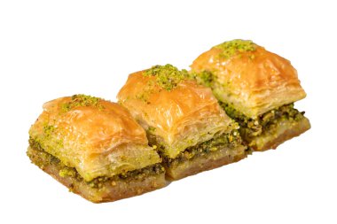 Beyaz arka planda şam fıstıklı baklava. Geleneksel Türk baklavası. Kapat.