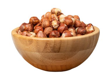 Fındık, beyaz arka planda izole edilmiş. Ahşap kasede soyulmuş fındık. Süper yemek. Vejetaryen gıda konsepti. Sağlıklı atıştırmalıklar