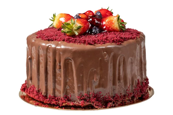 Çilekli ve çikolatalı pasta. Beyaz arkaplanda izole edilmiş doğum günü veya kutlama pastası