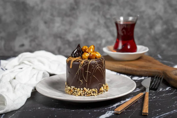 Bolo Caramelo Chocolate Mesa Mármore Escuro Bolo Delicioso Prato — Fotografia de Stock