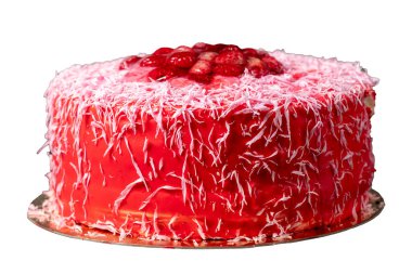 Ahududu ve Çilekli Kek. Doğum günü ya da kutlama pastası. Beyaz arka planda izole edilmiş kremalı pasta. Kapat.