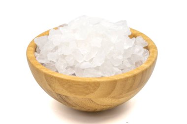 Beyaz arka planda izole edilmiş limon tuzu veya sitrik asit. Sitrik asit ya da ahşap kasede limon tuzu. Kapat.