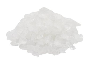 Beyaz arka planda izole edilmiş sitrik asit ya da limon tuzu. Sitrik asit ya da limon tuzu yığını. Kapat.