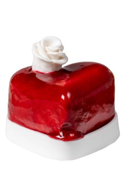 Kalp pastası. Beyaz arka planda izole edilmiş kalp şeklinde bir pasta tasarla. Sevgililer Günü 'nü, Anneler Günü' nü, doğum gününü kutlayın. Dikey yatış. Kapat.