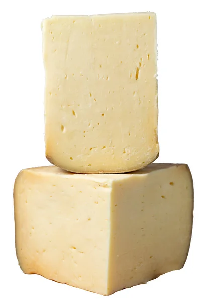 Tekerlekli Beyaz Arka Planda Izole Edilmiş Inek Sütünden Yapılan Peynir — Stok fotoğraf