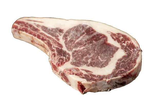 被白色背景隔离的小牛肉片 新鲜牛肉生粗壮的肋骨与香料和迷迭香 特别切碎 靠近点 — 图库照片