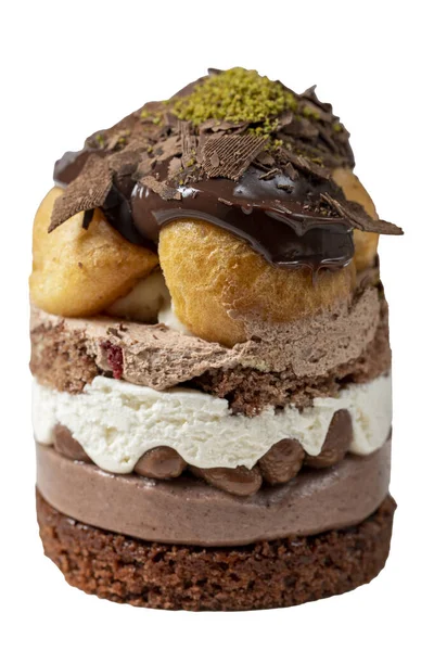 層状のプロフィテロールケーキは白い背景に隔離されている ホイップクリーム チョコレート ピスタチオケーキ 閉じろ — ストック写真