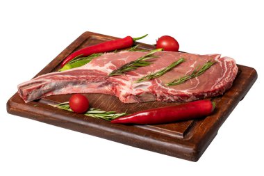 Beyaz arka planda çiğ dana pirzolası. Taze dana kaburgası, ahşap servis tahtasında çiğ pirzola.