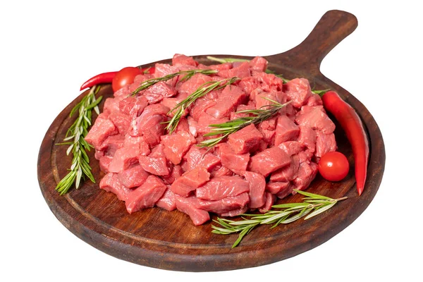生の牛肉の肉は白地に隔離された立方体に切り刻まれている 板の上で牛肉や子羊の肉を薄切り — ストック写真