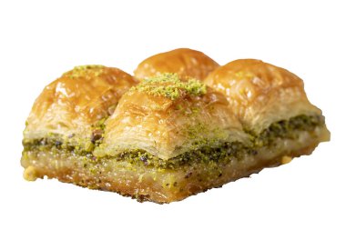 Türk fıstıklı baklava. Türk mutfağı lezzetleri. Baklava beyaz arka planda izole edilmiş. Kapat.