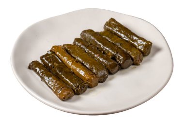 Lezzetli dolma (yaprak sarma). Geleneksel Türk yemekleri. Beyaz arka planda izole edilmiş, tabakta pirinç dolması. Kapat.