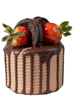 Beyaz arka planda izole edilmiş çikolatalı pasta. Tabakta çikolatalı ve çilekli kek. Kapat.