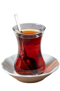 Beyaz arka planda izole edilmiş siyah çay. Taze demlenmiş geleneksel Türk çayı.