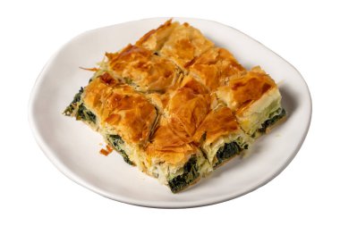 Ispanaklı börek. Geleneksel Türk mutfağı lezzetleri. Beyaz arka planda izole edilmiş, kahvaltıda yapılan ıspanaklı turta.