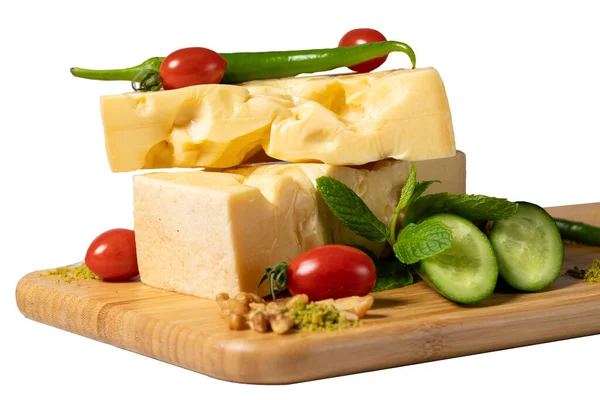 Gruyere Peyniri Beyaz Arka Planda Izole Edilmiş Tahta Kesme Tahtasının — Stok fotoğraf