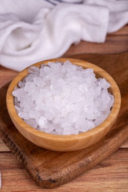 Ahşap arka planda limon tuzu ya da sitrik asit. Sitrik asit veya ahşap kasede limon tuzu